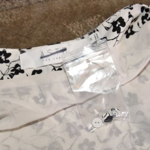 NWT ASTR Ivory Black Ditsy Wrap Blouse Sz M - Picture 4 of 9